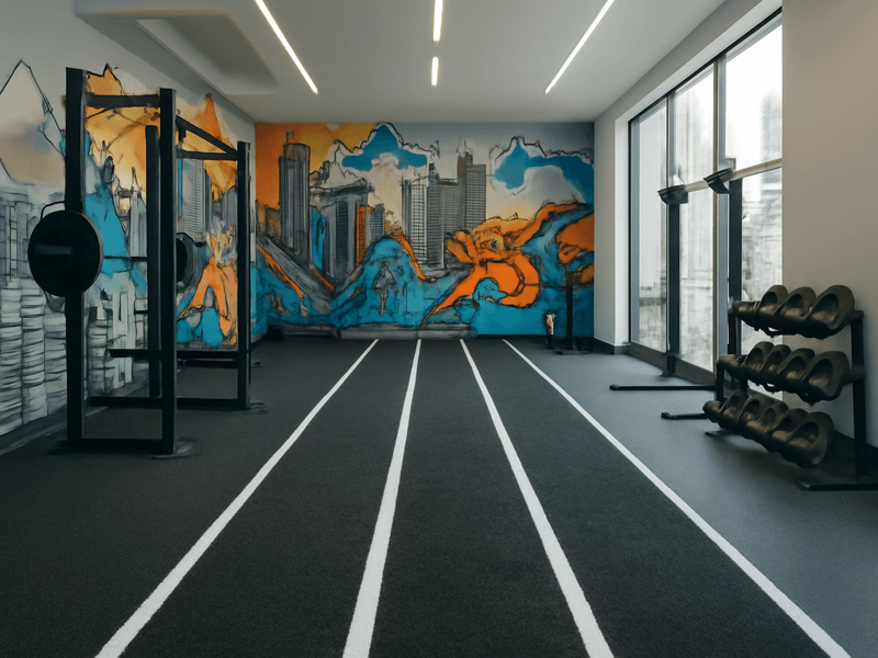 Rolki wysokiej jakości sztucznej trawy gimnastycznej o różnych teksturach i wysokościach runa, gotowe do instalacji.